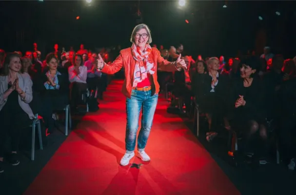 Bild: Führung und Kommunikation in KMU - Astrid Gräve glänzt mit Ihrer Botschaft beim internationalen Speaker Slam