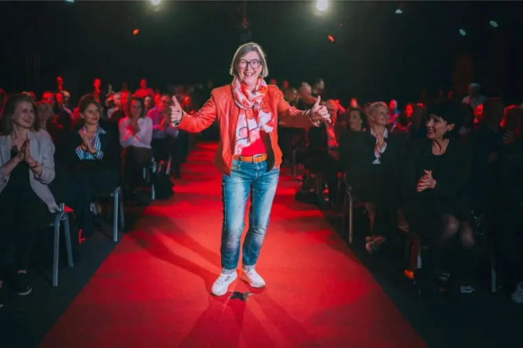 Bild: Führung und Kommunikation in KMU - Astrid Gräve glänzt mit Ihrer Botschaft beim internationalen Speaker Slam