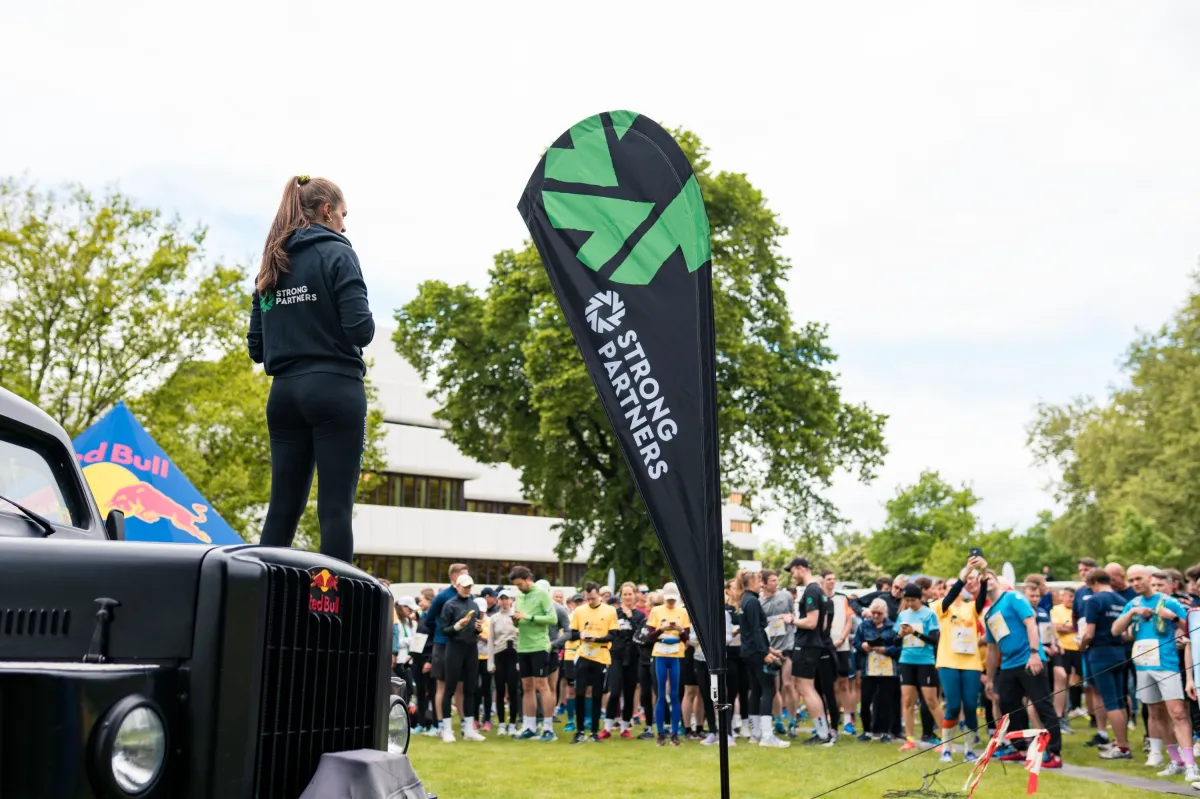 Warm-Up beim Wings for Life Run 2025 mit Paula Menninghaus von Strong Partners