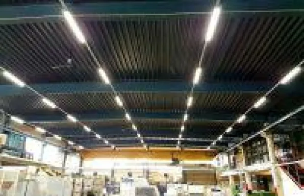 Taghell in Fertigungshalle mit 60 neuen LED-Leuchten statt 324 Leuchtstoffröhren Bild: Taghell in Fertigungshalle mit 60 neuen LED-Leuchten statt 324 Leuchtstoffröhren