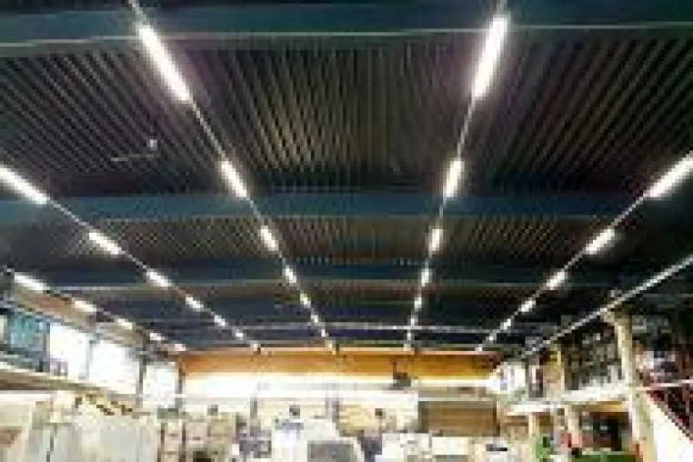 Taghell in Fertigungshalle mit 60 neuen LED-Leuchten statt 324 Leuchtstoffröhren Bild: Taghell in Fertigungshalle mit 60 neuen LED-Leuchten statt 324 Leuchtstoffröhren