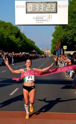 Bild: Neuer Teilnehmerrekord beim 27. Avon Running in Berlin - Mehr als 15.400 Frauen laufen gegen Brustkrebs