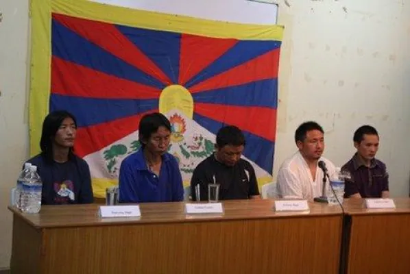 Die fünf aus Labrang entkommenen Mönche schildern vor den Medien die Repression in Tibet Bild: Die fünf aus Labrang entkommenen Mönche schildern vor den Medien die Repression in Tibet
