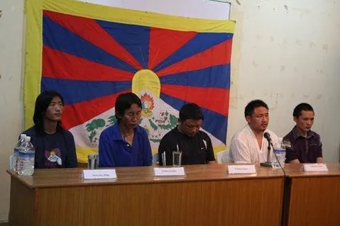 Bild: Die fünf aus Labrang entkommenen Mönche schildern vor den Medien die Repression in Tibet
