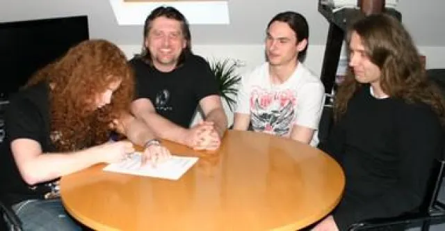 Bild: TALETELLERS unterschreiben bei SONIC REVOLUTION