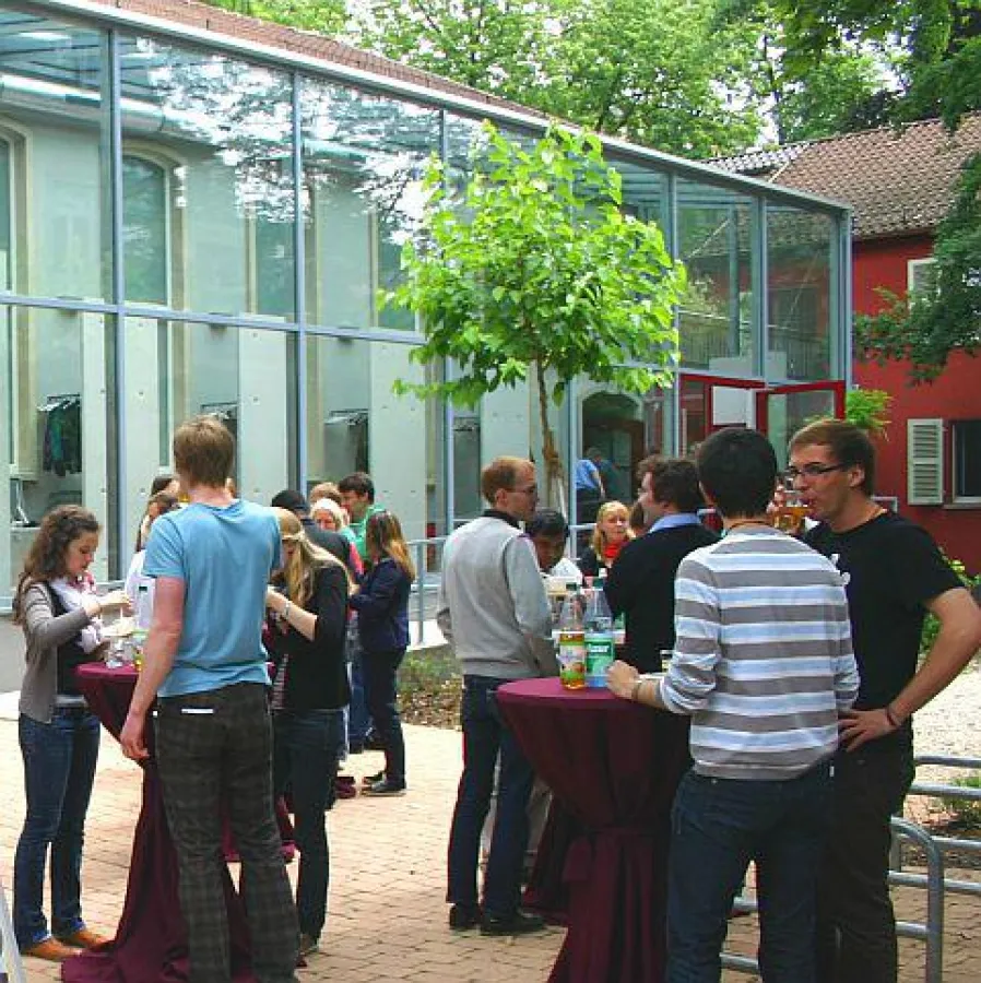 Das Bibelhaus in Frankfurt am Main lädt zum Jubiläum zum Sommerfest ein.