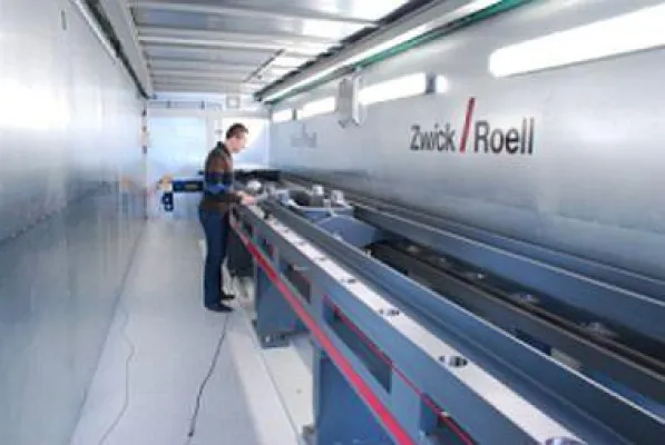 Bild: Mobile 1.500 kN - Zugprüfmaschine zur Prüfung von Ketten, Seilen und Befestigungsteilen für die ital. Marine