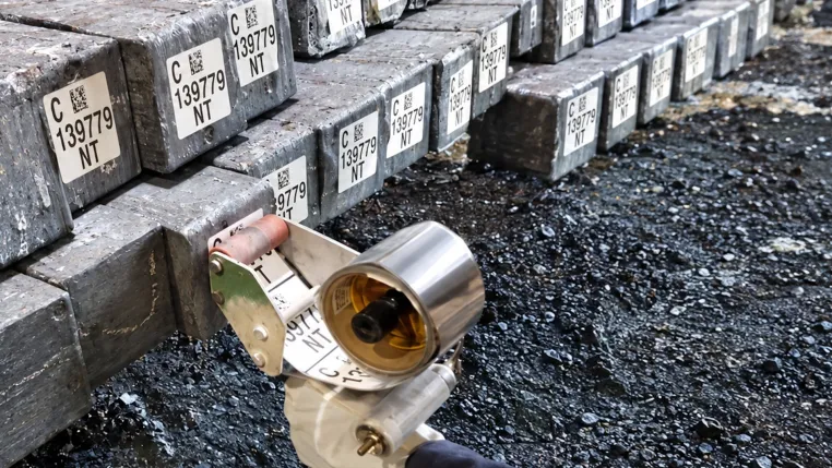 Bild: Verlässliche Materialkennzeichnung für heiße Stahlknüppel bis +350 °C