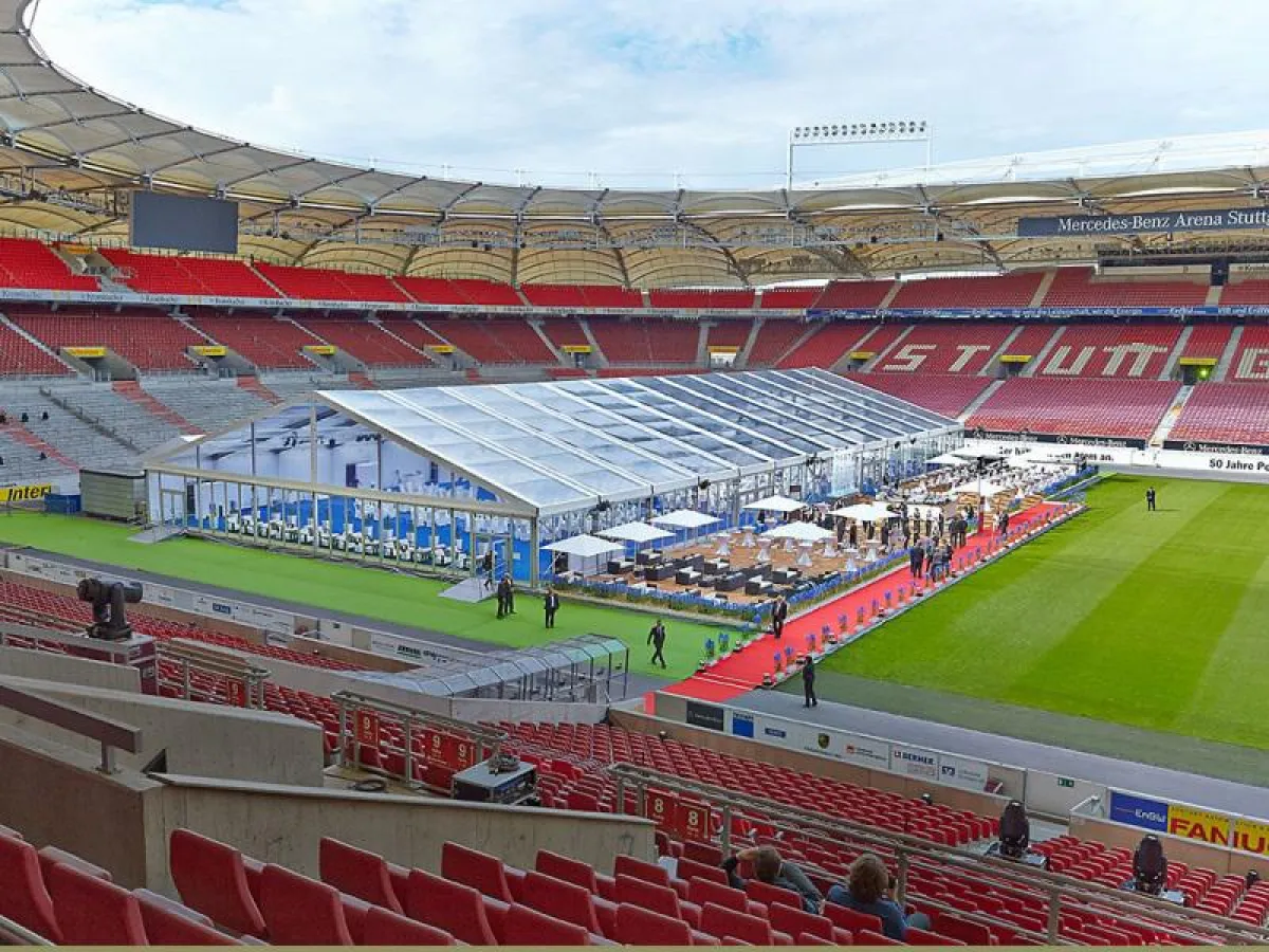 Das imposante gläserne Losberger VIP-Zelt in der Mercedes Benz Arena Stuttgart.