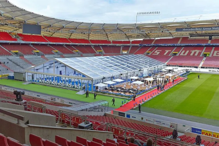 Bild: Losberger Glaspalast auf heiligem Rasen