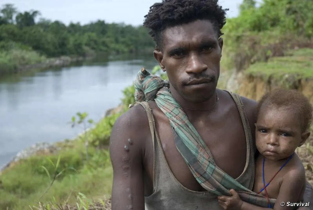 Kind&Mann vom Volk der Kowei,Papua. Indigene Völker auf der Insel Neuguinea waren unter den ersten Farmern des Planeten © Survival