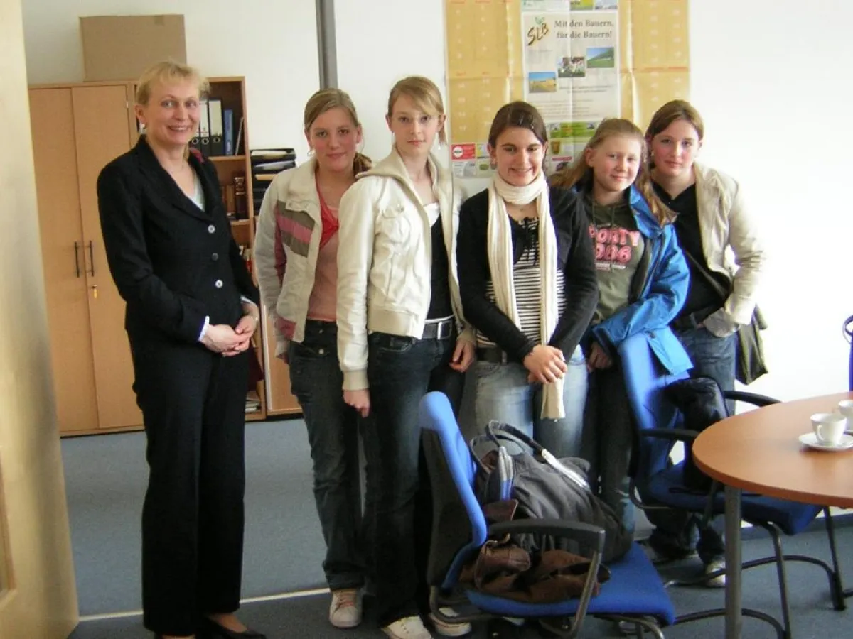 Ilona Orthwein mit fünf Schülerinnen der Werner- von- Siemens- Oberschule / Berlin beim Girls\' Day 2006