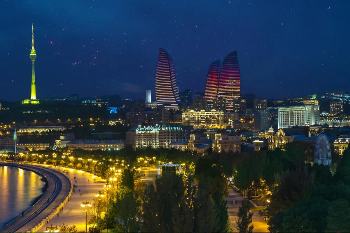 Baku in einer Sommernacht