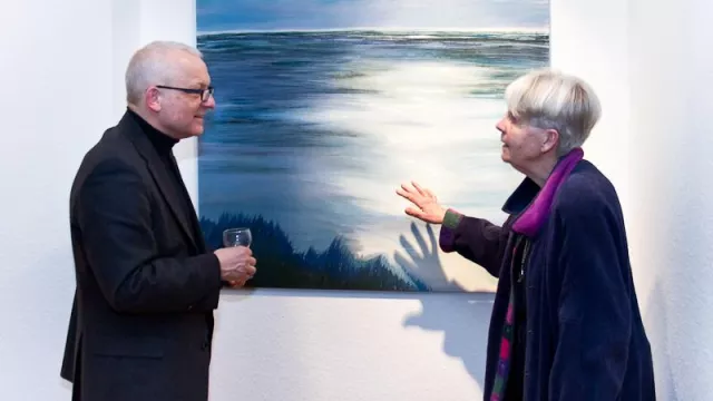 Bild: Seidenmalerei von Britte Hiss zum Thema "BLAU" in der DomGalerie