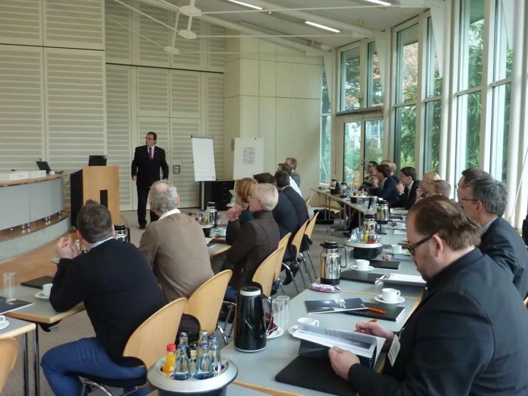 Michael Abt, Evonik Business Services, begrüßt die Teilnehmer