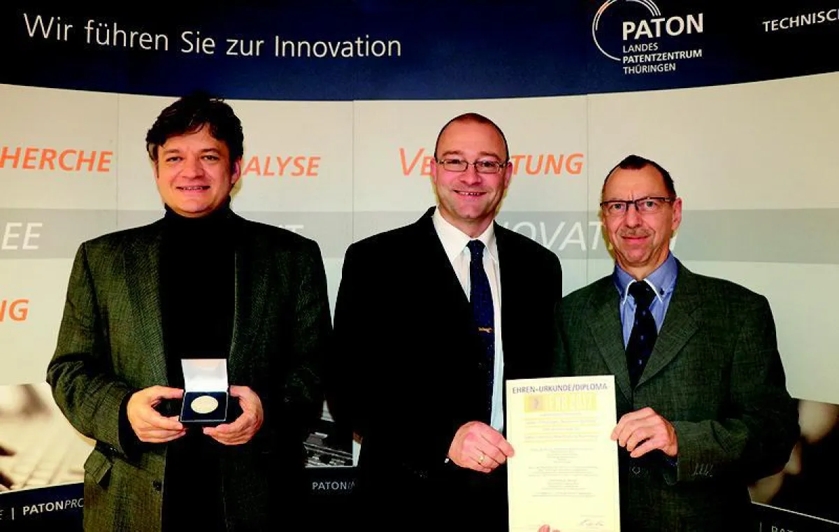 Prof. Dr. Ralf Arndt, M.Eng., Dipl.-Wirt.-Ing. (FH) Christian Häusler und Gerd Tröstrum (v.l.) nahmen stolz ihre Auszeichnungen entgegen. (Marco Menz, Fachhochschule Erfurt)