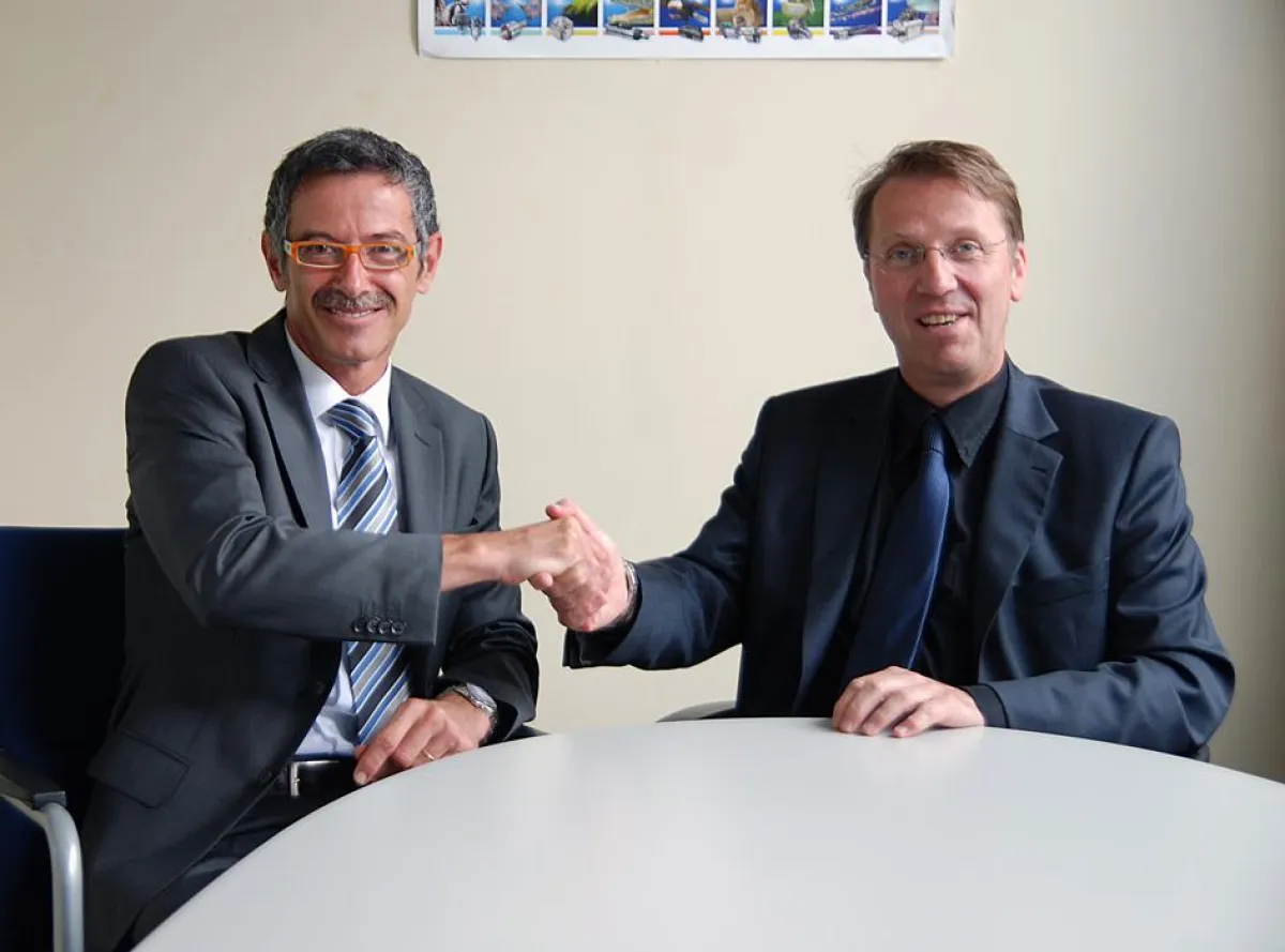 Manuel Martinez, Mitglied der Geschäftsleitung und Leiter Vertrieb bei Röhm mit Volker Henke, Geschäftsführer von HWR.