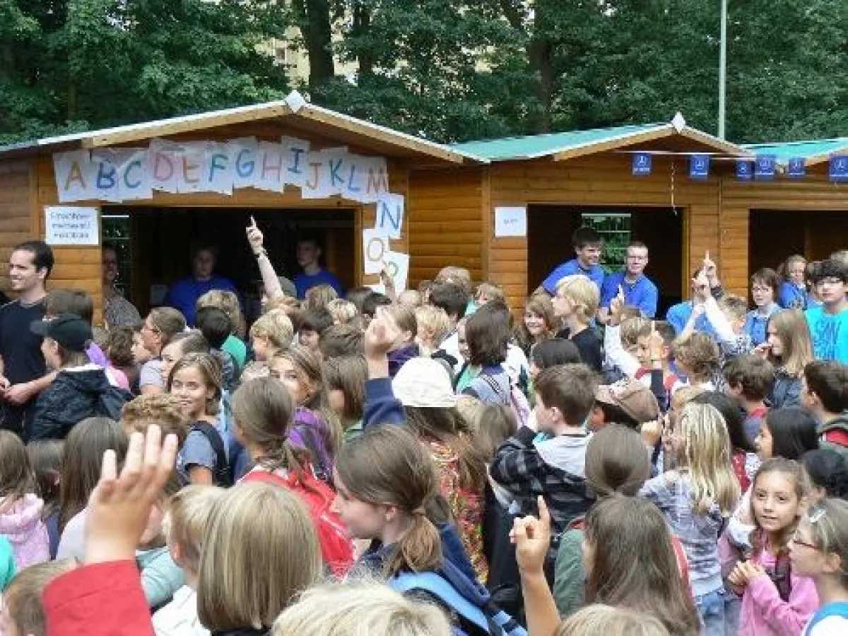 Astropolis, die Kinderstadt des Internationalen Bundes in Wörth, begeistert - etwa 220 Kinder kamen zur Eröffnungsveranstaltung!