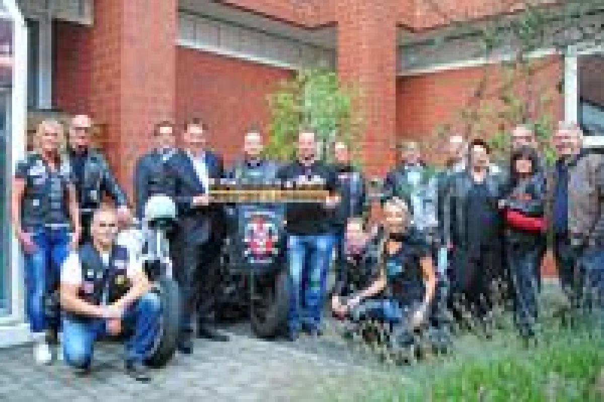Hoteldirektor André Stadtmüller begrüßte mit einem Meter Kölsch die Cölner Harleyvalistas