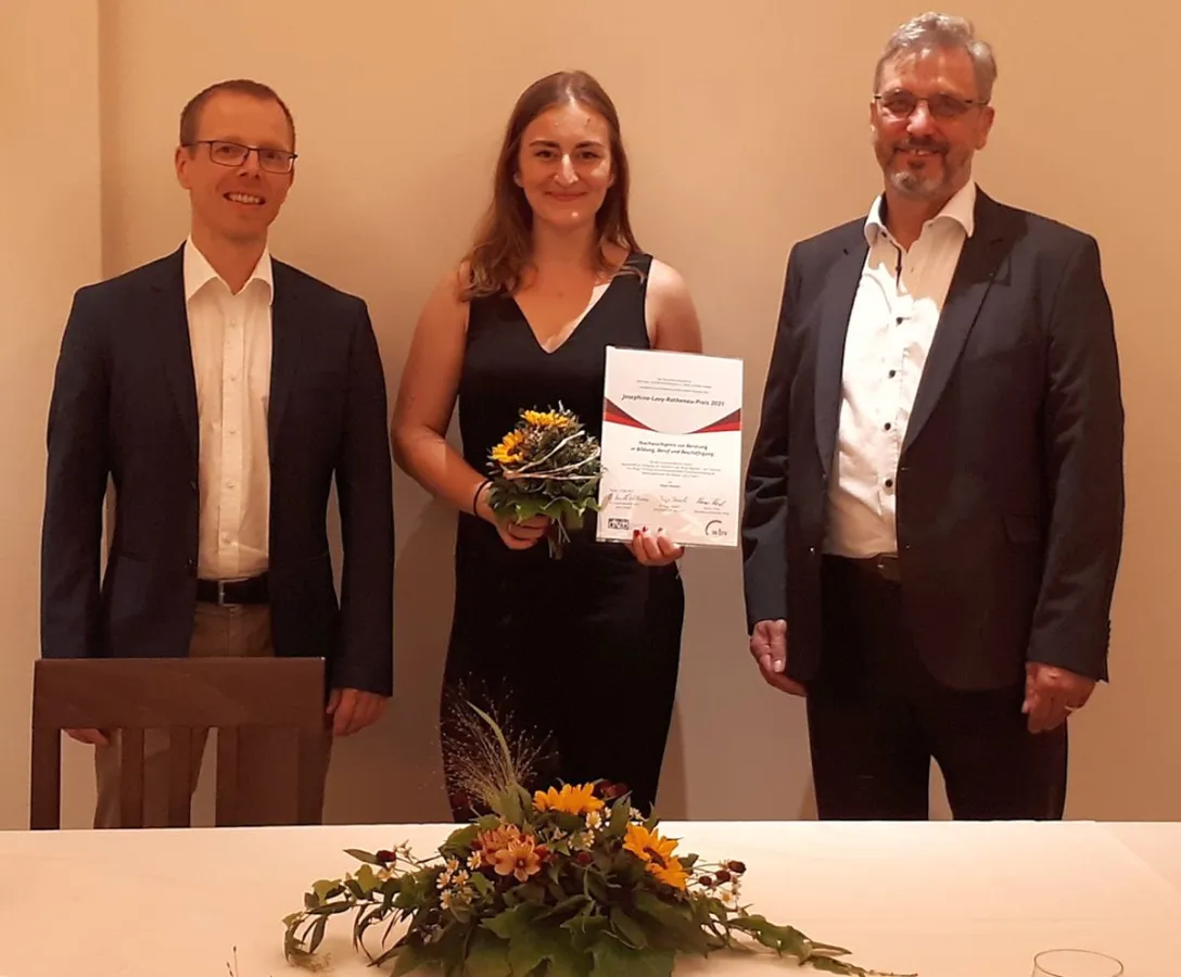 Foto der Preisverleihung (Dr. Ingo Blaich, Jury; Marie Dietrich, Preisträgerin, Rainer Thiel, dvb) (© dvb)