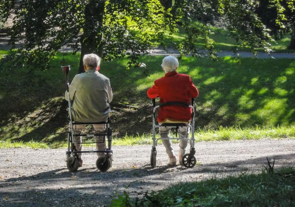 Schwatz im Grünen: Für ältere Menschen sind Parks und andere städtische Grünflächen wichtig, weil sie dort zum Beispiel mit anderen Menschen in Kontakt kommen können. ((Foto: Heike Hensel/IÖR-Media))