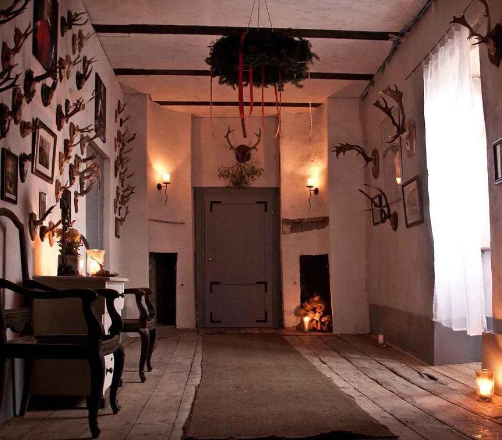 Schon die Eingangshalle des Kreuzritter-Gutes vermittelt etwas adeligen Lebensgeist.