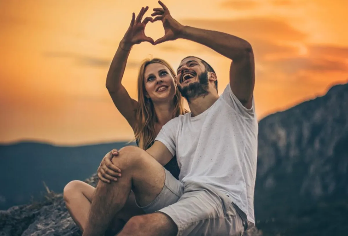 Glücklich durch eine anfängliche Fernbeziehung (© Partnervermittlung 