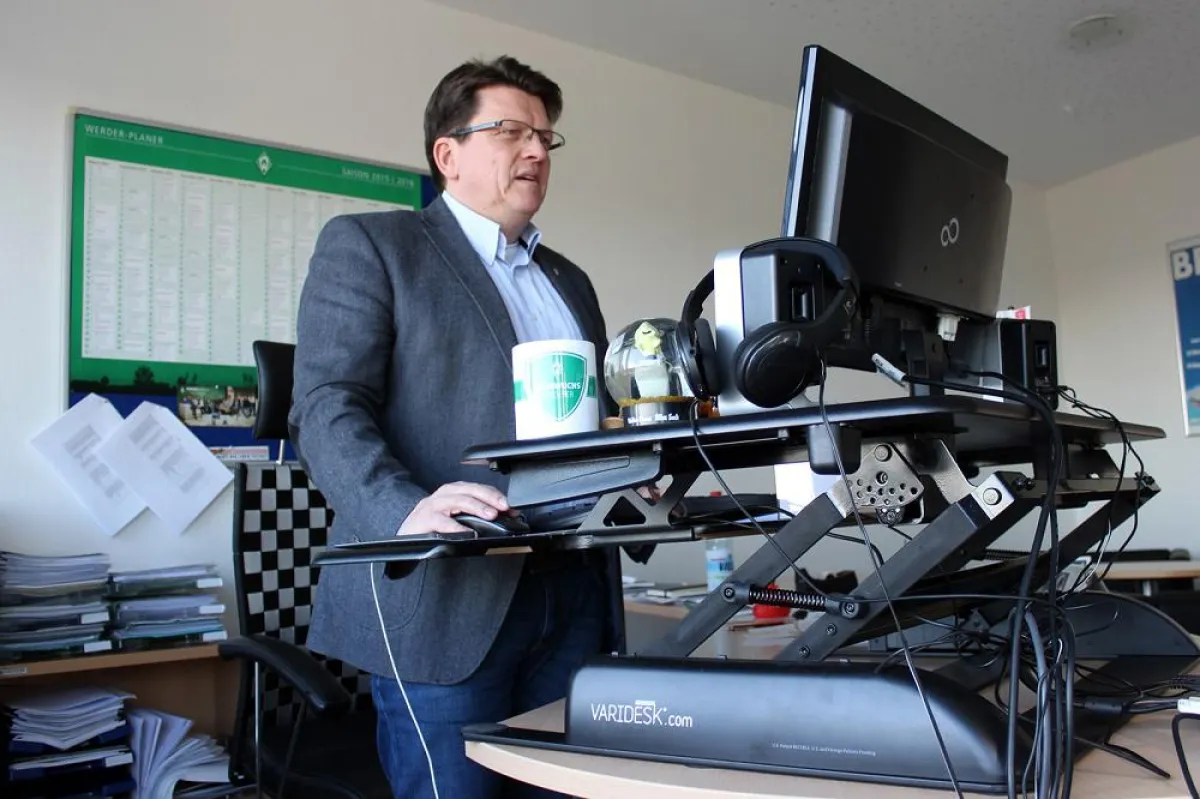 Vereinspräsident und Geschäftsführer Dr. Hubertus Hess-Grunewald nutzt in seinem Büro einen Varidesk