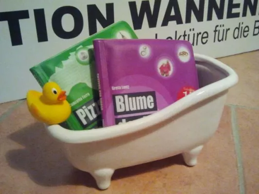 Bild: Buchmesse Leipzig: Wasserfestes Yoga-Buch und Lesung in der Badewanne