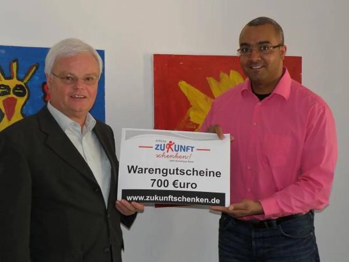 Symbolische Übergabe der Warengutscheine an Ewald Pätzold (links) durch Stiftungsgründer Risch