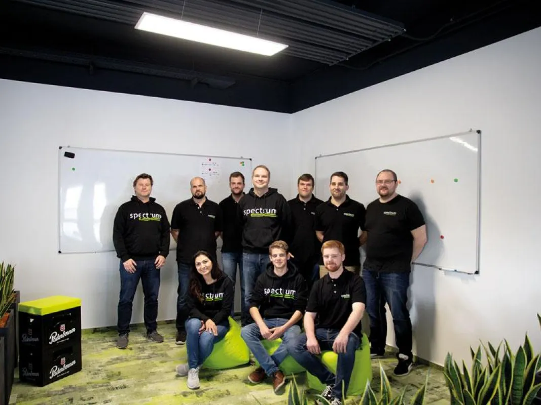 TK-World Geschäftsführer Kai-Uwe Flormann, spectrum8 GmbH CEO Martin Wegen und das spectrum8 Team