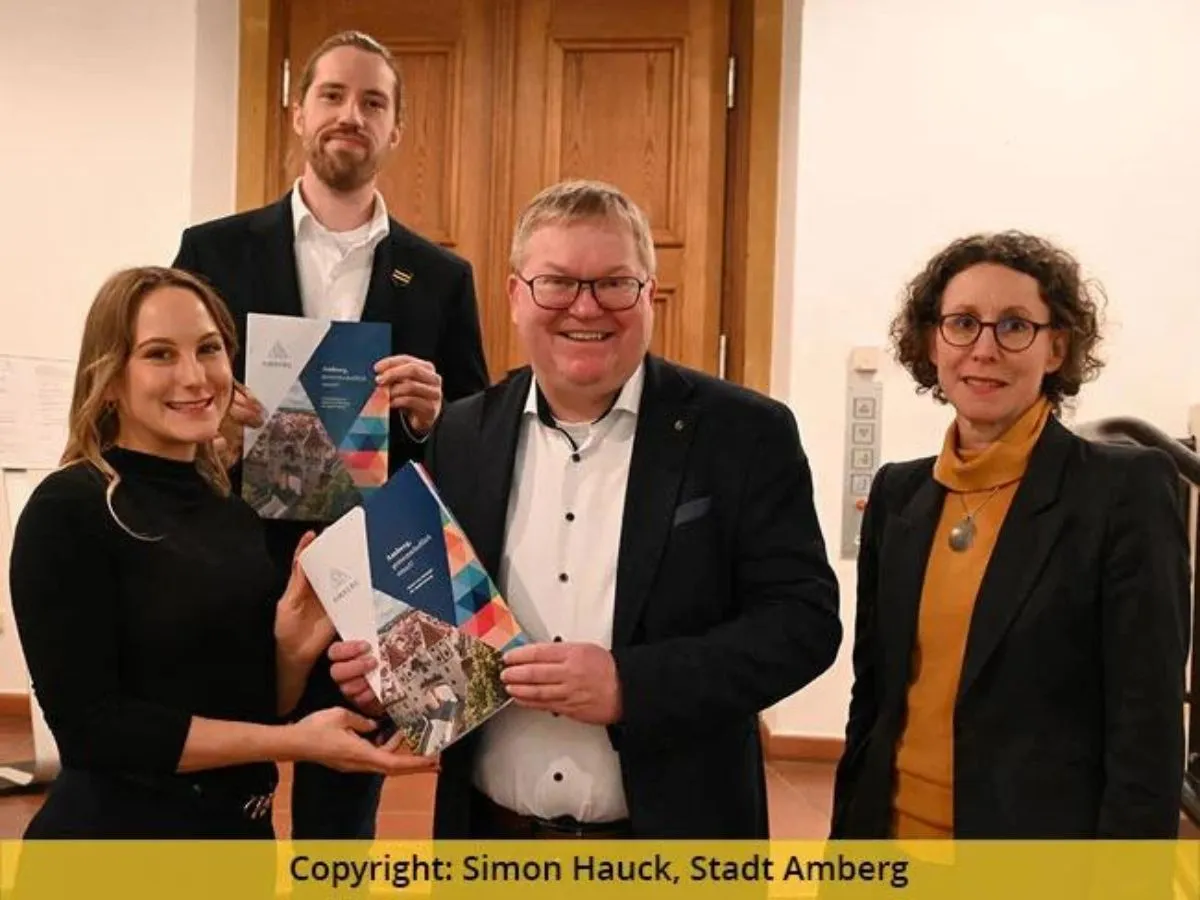 Übergabe der Smart City Strategie Amberg an OB Michael Cerny und Smart City Leiterin Julia Schönhärl (© Simon Hauck, Stadt Amberg)