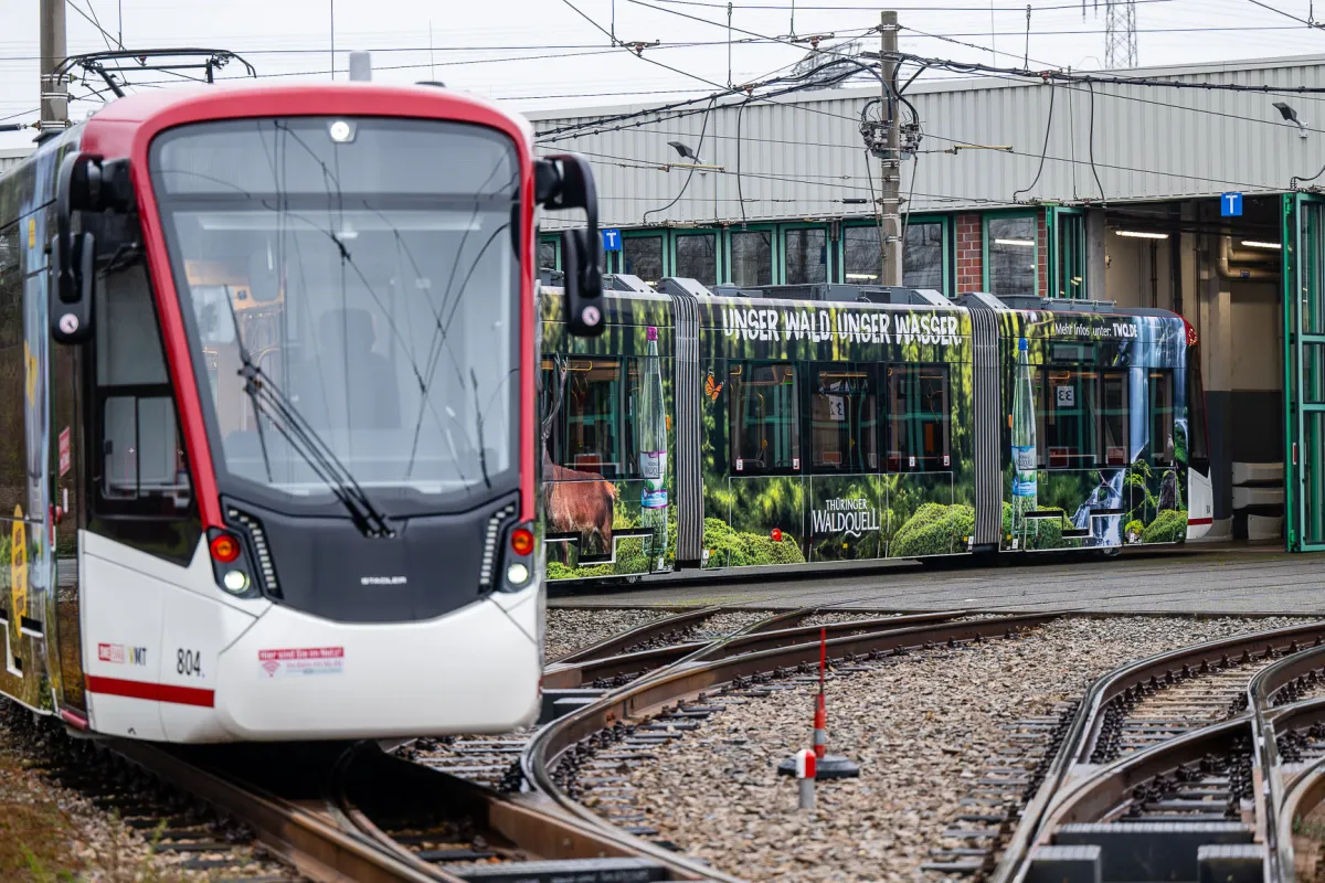 In Erfurt verkehrt ab sofort eine Thüringer Waldquell Straßenbahn (© twq/Christopher Schmid)