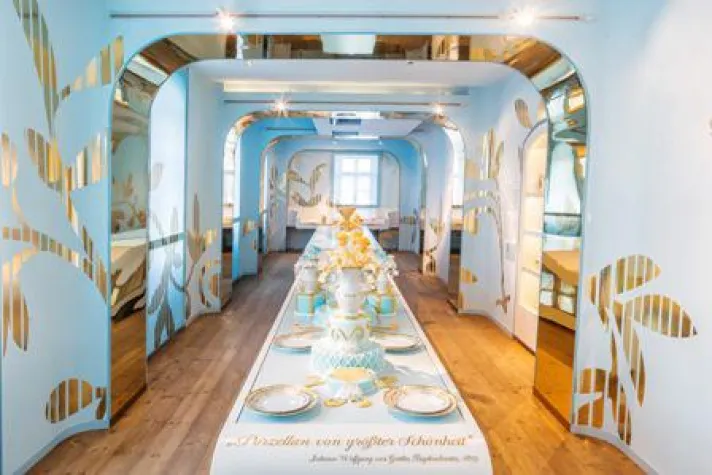 Bild: Die Ausstellung "Der gedeckte Tisch" zeigt die besondere Liaison von Blumen und Porzellan