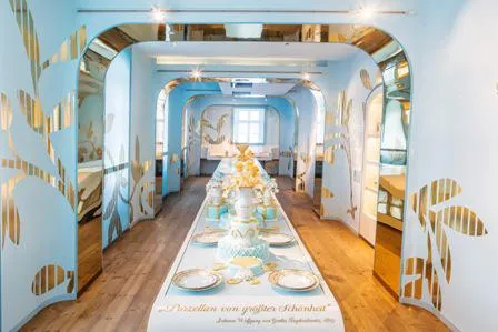 Bild: Die Ausstellung "Der gedeckte Tisch" zeigt die besondere Liaison von Blumen und Porzellan