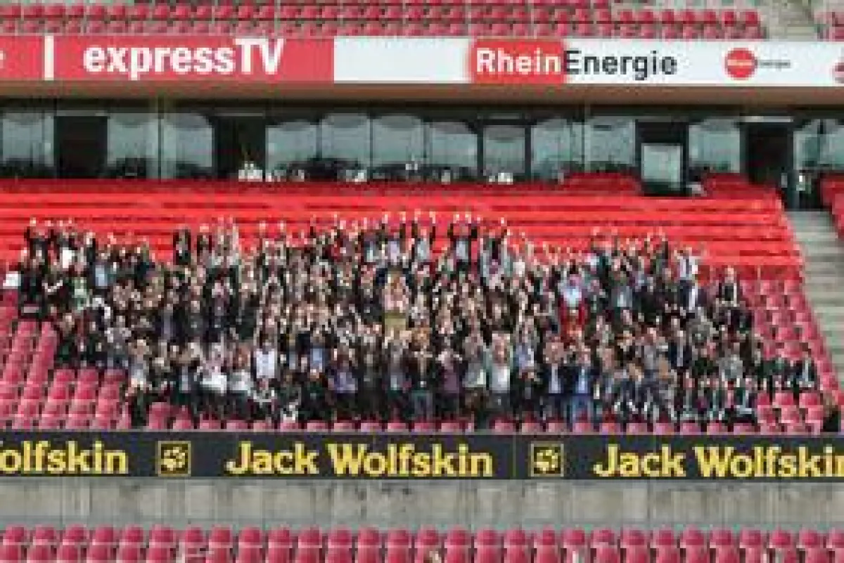 Gemeinsamer Wellenritt im Kölner RheinEnergieStadion: Die 250 Teilnehmer des 3M ESPE Kunden-Events bei der La-Ola-Welle.