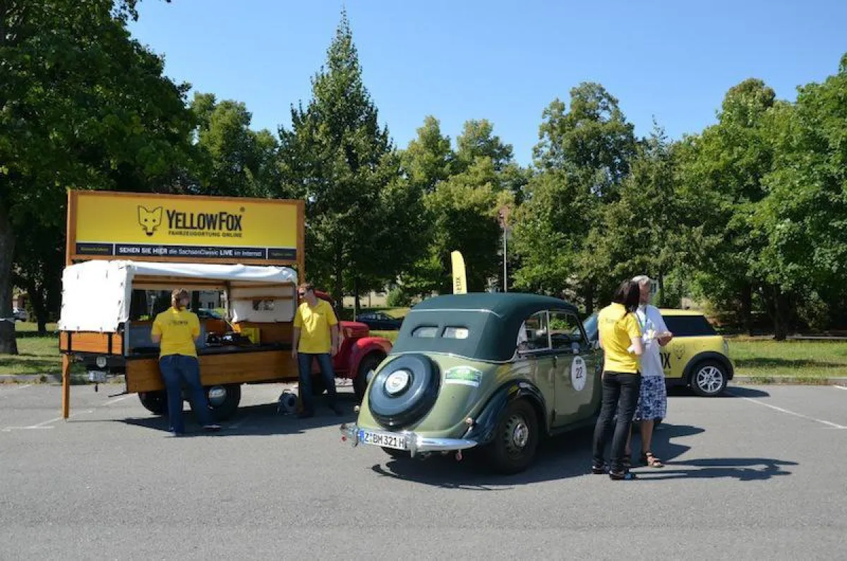 Gegensätze müssen sich nicht abstoßen: Aktuelle Telematik-Technologie in bildschönen Oldtimern. Bild