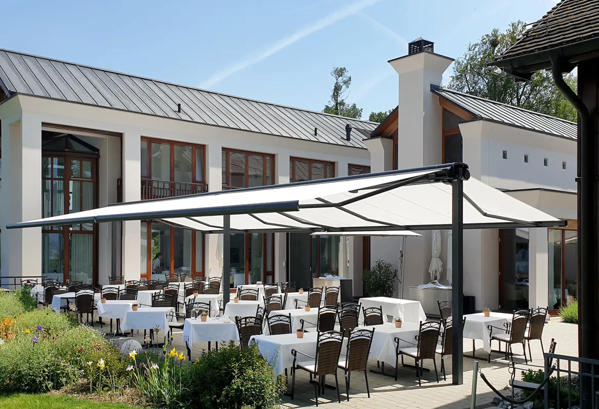 Die Terrasse des „Lilienberg“ wurde mit einer individuell komponierten Markisenanlage gestaltet. (© markilux)