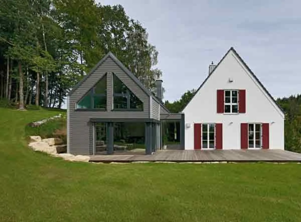 Altbau aus den 50er Jahren trifft auf ökologisch wertvollen Neubau