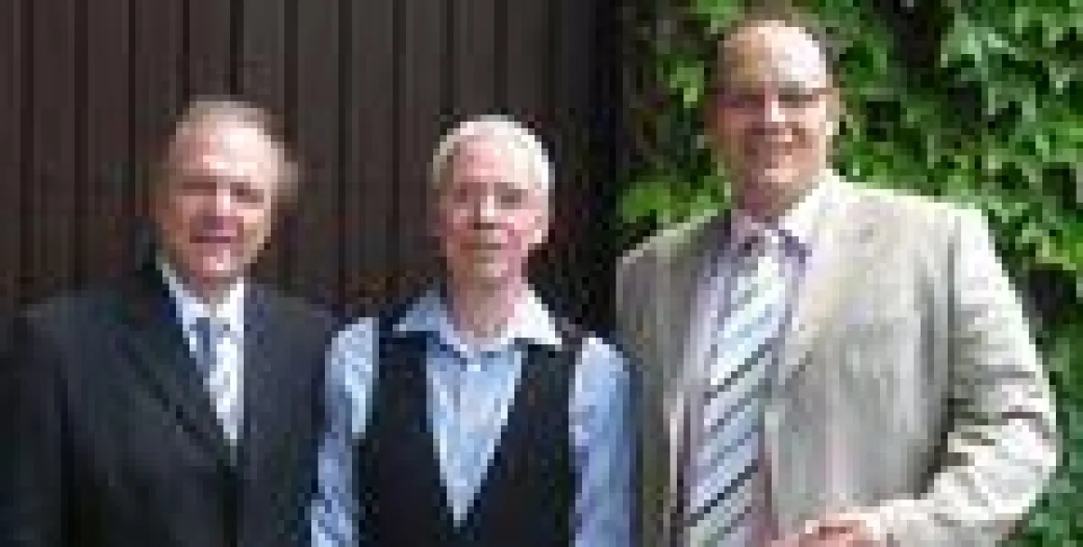 Heiner Karnstein und Superintendent Jürgen Knabe und Kai Uffelmann vor der Tür der Holper Kirche