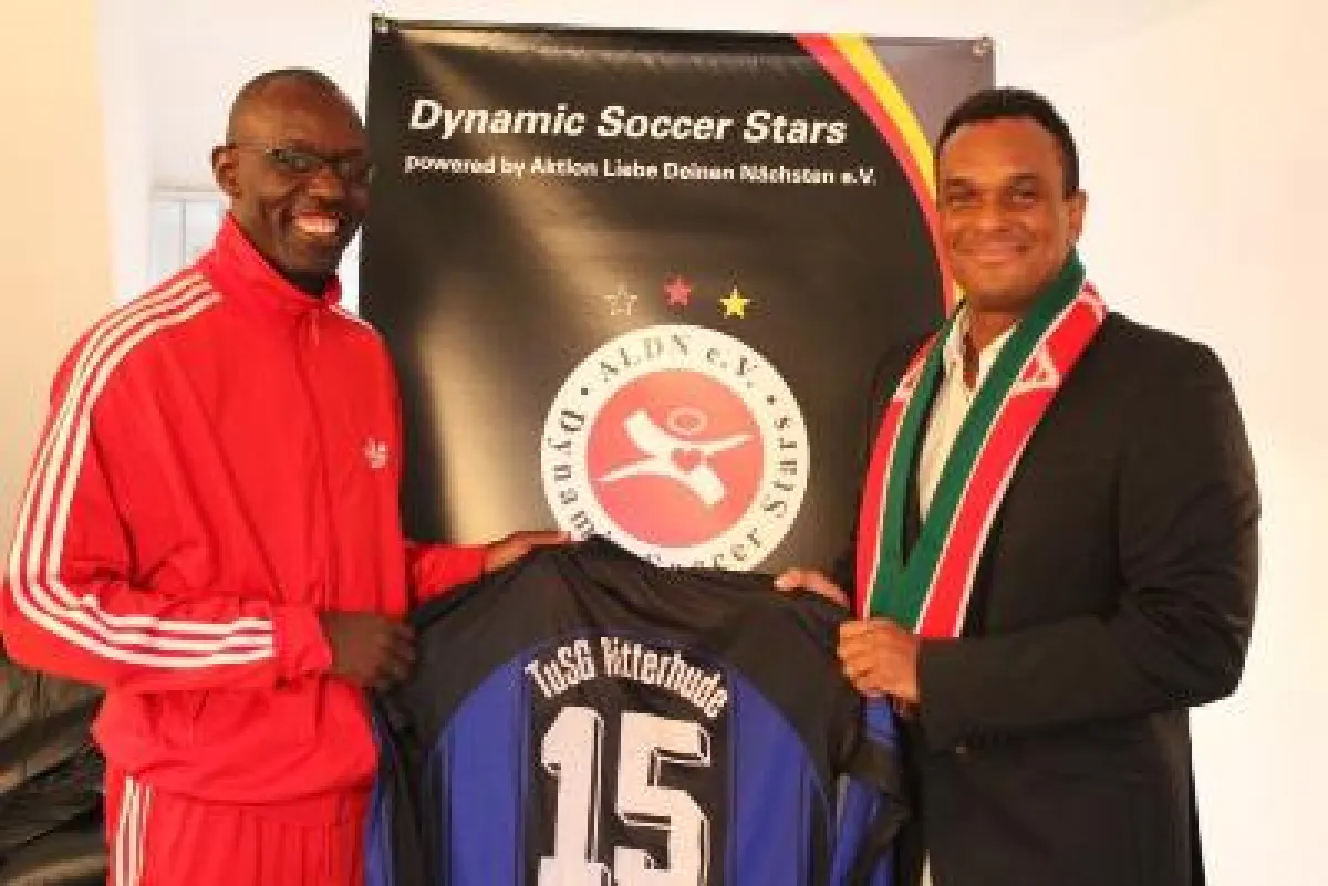 Musa Otieno und Martin Rietsch mit Trikotspenden für Kenia