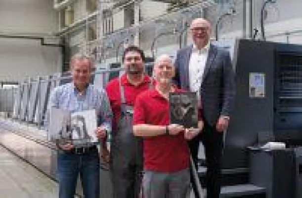 Bild: Art in America zeichnet Fotoband von Cantz aus