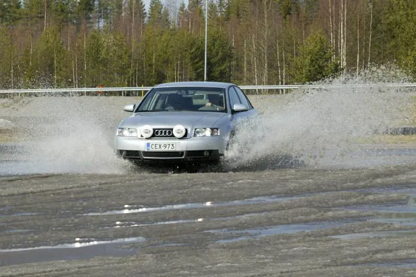Bild: Starker Schneematsch-Aquaplaningschutz und Spritsparen mit dem grünen Nokian WR G2