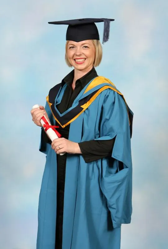 Irene Adler auf der MBA-Graduierungsfeier