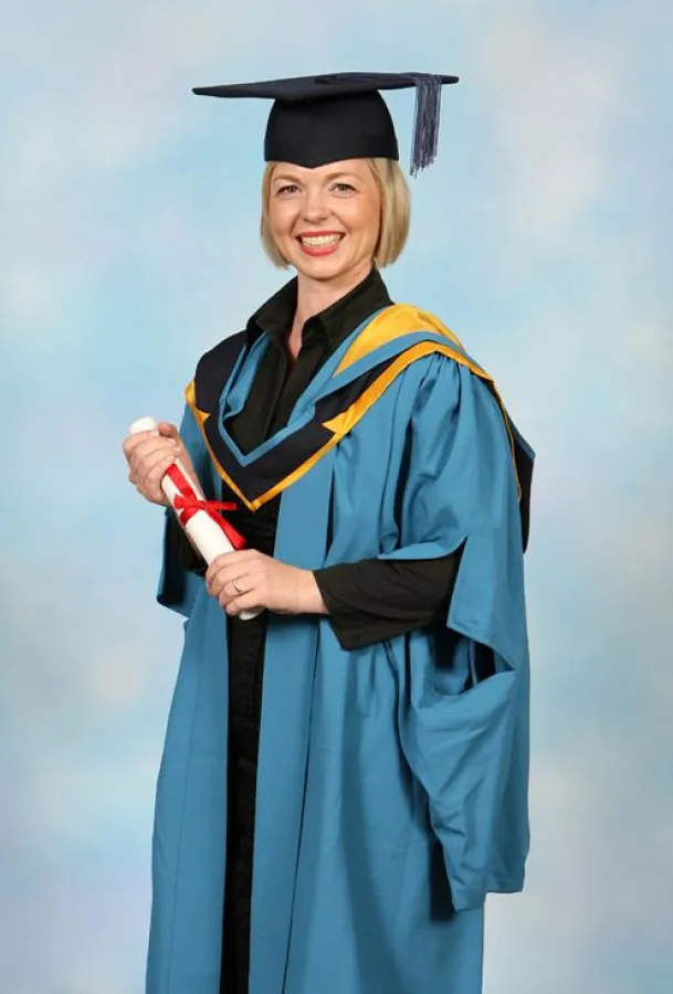 Irene Adler auf der MBA-Graduierungsfeier