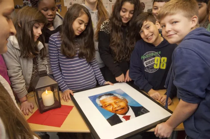 Bild: Nelson-Mandela-Schule in Hamburg trauert um Namensgeber