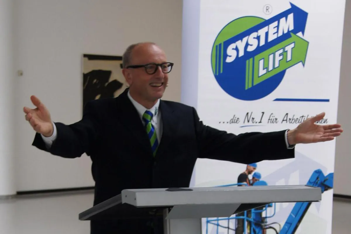 Leopold Mayrhofer, Vorstandsvorsitzender der System Lift AG, präsentiert das Geschäftsergebnis 2011