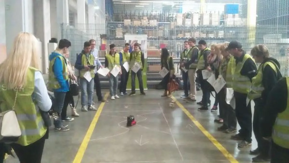 Es ist gar nicht so leicht, wie es aussieht, einen ferngesteuerten Gabelstapler zu fahren. - Foto: S
