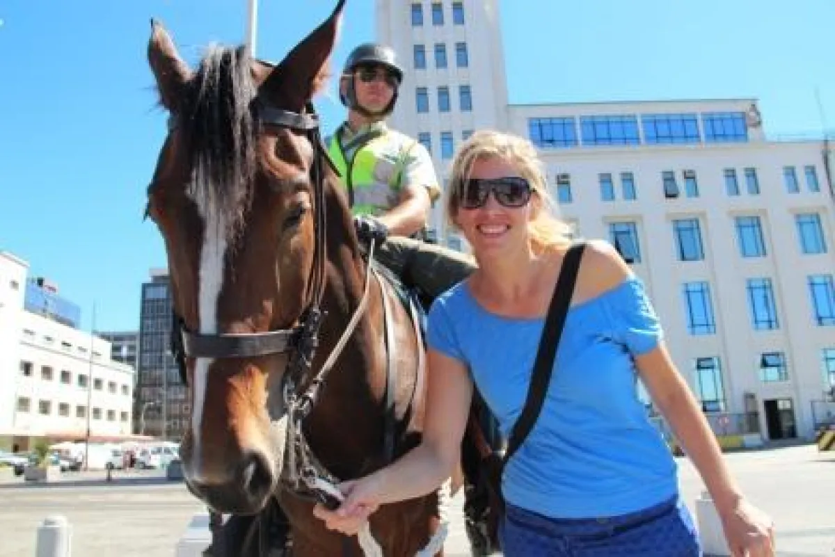 Die berittene Polizei ist in Chile überall präsent, Martina Hirschmeier ist beeindruckt.