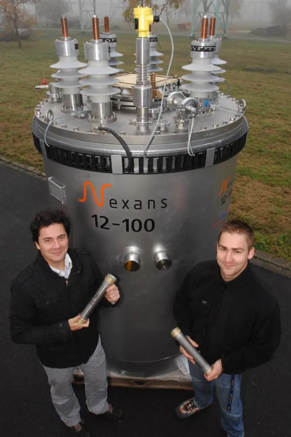 Nexans SuperConductors, Hürth, lieferte den weltweit ersten kommerziellen supraleitenden Strombegrenzer aus.